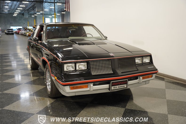 Oldsmobile-Cutlass-1983-Black-Maroon-12
