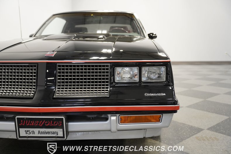 Oldsmobile-Cutlass-1983-Black-Maroon-14