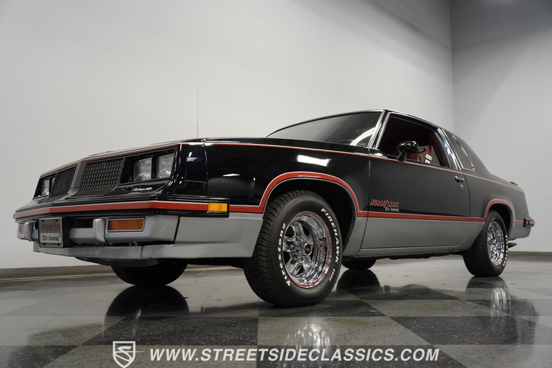 Oldsmobile-Cutlass-1983-Black-Maroon-16