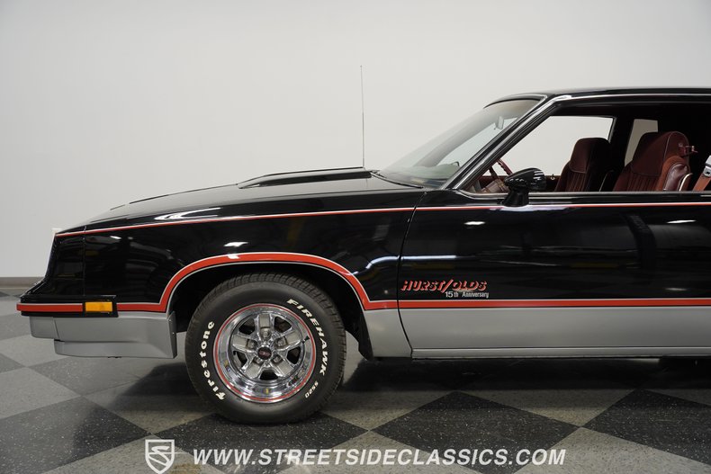 Oldsmobile-Cutlass-1983-Black-Maroon-18