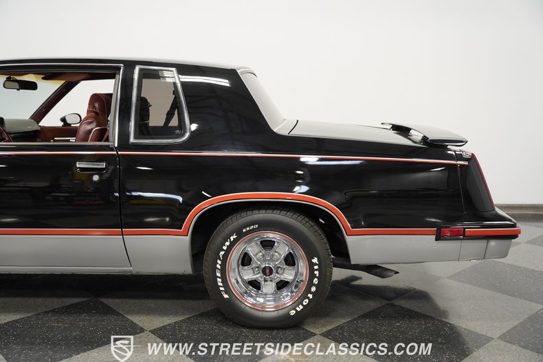 Oldsmobile-Cutlass-1983-Black-Maroon-19