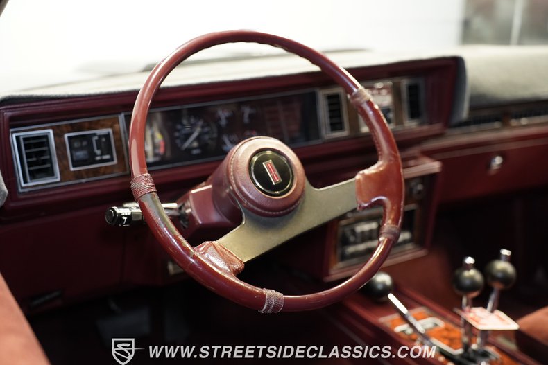 Oldsmobile-Cutlass-1983-Black-Maroon-2