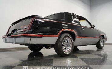 Oldsmobile-Cutlass-1983-Black-Maroon-22