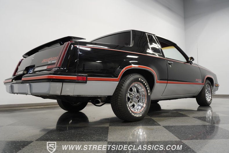 Oldsmobile-Cutlass-1983-Black-Maroon-22