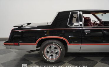 Oldsmobile-Cutlass-1983-Black-Maroon-24