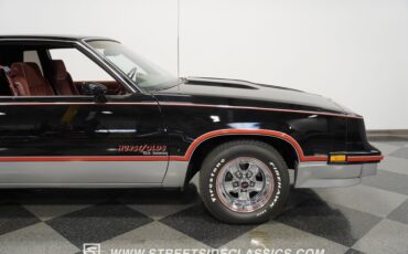 Oldsmobile-Cutlass-1983-Black-Maroon-25