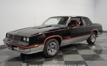 Oldsmobile-Cutlass-1983-Black-Maroon-3