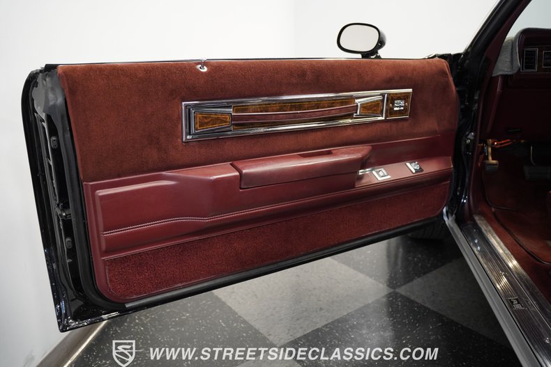 Oldsmobile-Cutlass-1983-Black-Maroon-32