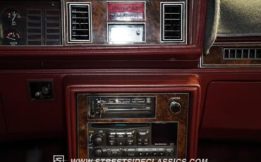 Oldsmobile-Cutlass-1983-Black-Maroon-35
