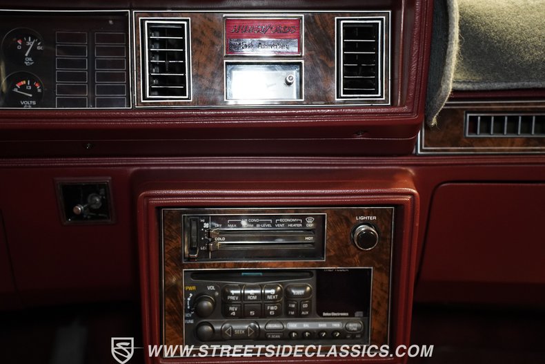 Oldsmobile-Cutlass-1983-Black-Maroon-35
