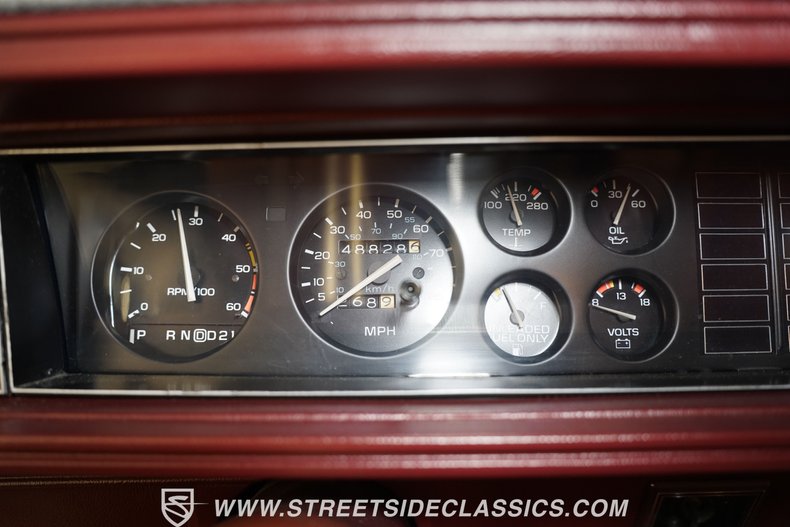 Oldsmobile-Cutlass-1983-Black-Maroon-37