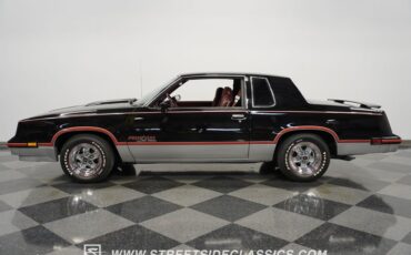 Oldsmobile-Cutlass-1983-Black-Maroon