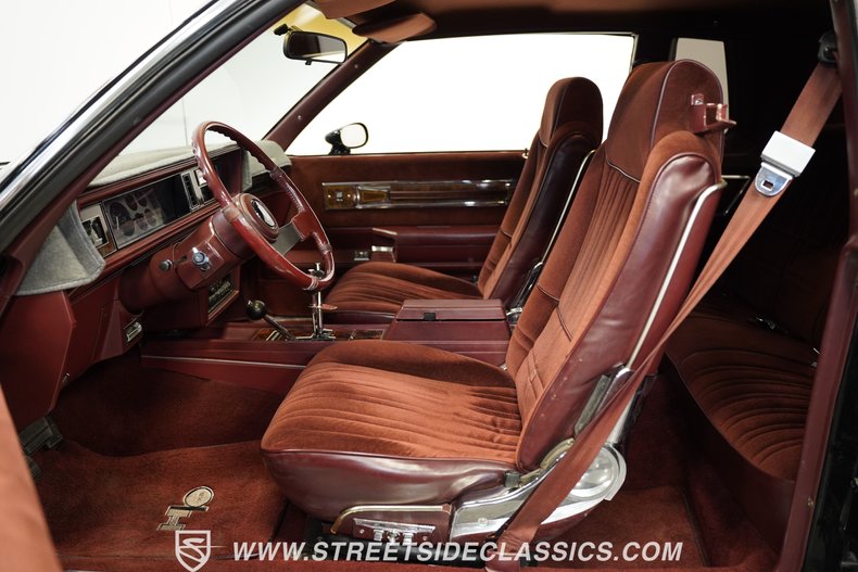 Oldsmobile-Cutlass-1983-Black-Maroon-43