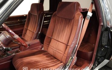 Oldsmobile-Cutlass-1983-Black-Maroon-44