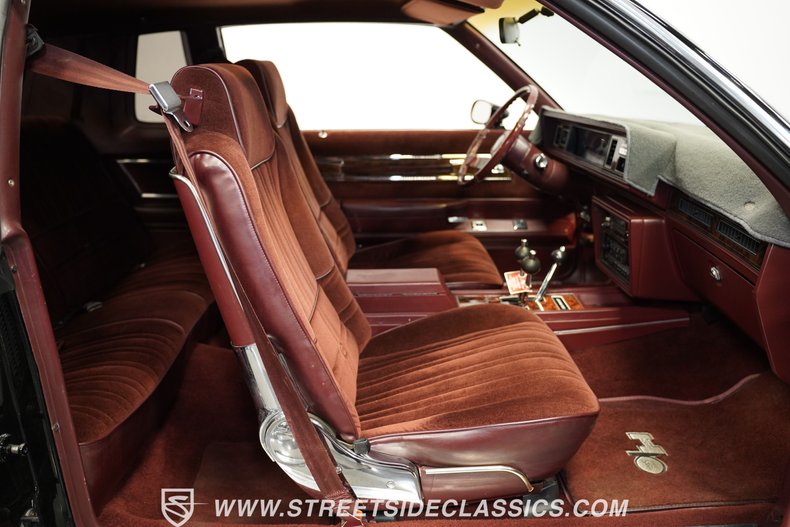 Oldsmobile-Cutlass-1983-Black-Maroon-46