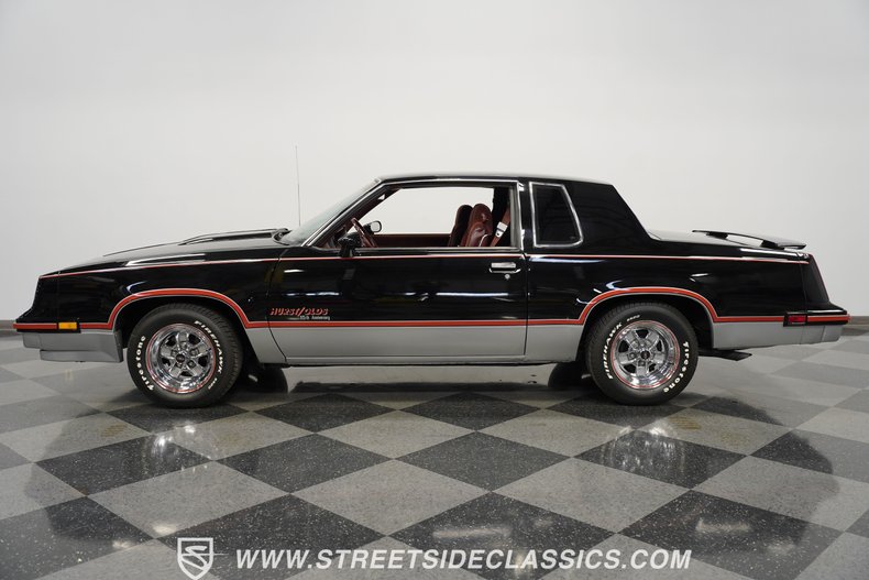 Oldsmobile-Cutlass-1983-Black-Maroon