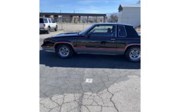 Oldsmobile-Cutlass-1983-Black-Red-1