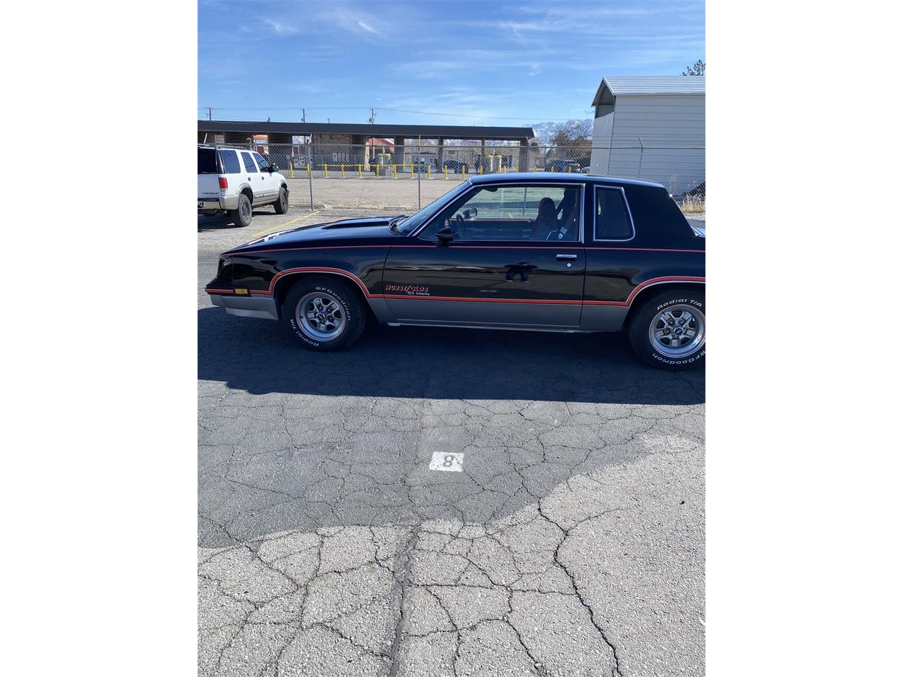 Oldsmobile-Cutlass-1983-Black-Red-1