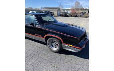 Oldsmobile-Cutlass-1983-Black-Red-11