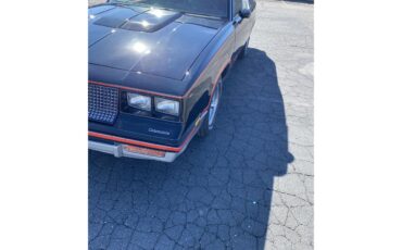 Oldsmobile-Cutlass-1983-Black-Red