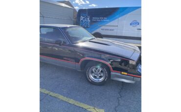 Oldsmobile-Cutlass-1983-Black-Red-5