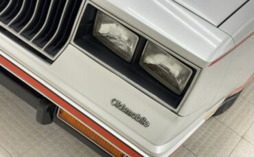 Oldsmobile-Cutlass-1984-Silver-Metallic-Dark-Maple-Red-16
