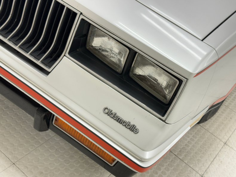 Oldsmobile-Cutlass-1984-Silver-Metallic-Dark-Maple-Red-16