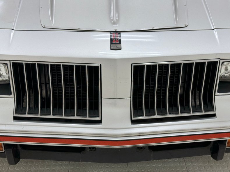 Oldsmobile-Cutlass-1984-Silver-Metallic-Dark-Maple-Red-2