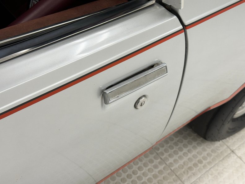 Oldsmobile-Cutlass-1984-Silver-Metallic-Dark-Maple-Red-22