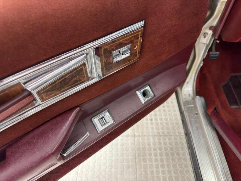Oldsmobile-Cutlass-1984-Silver-Metallic-Dark-Maple-Red-39