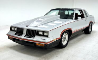 Oldsmobile-Cutlass-1984-Silver-Metallic-Dark-Maple-Red-8