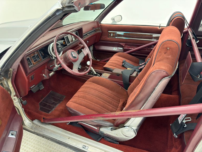 Oldsmobile-Cutlass-1984-Silver-Metallic-Dark-Maple-Red-9
