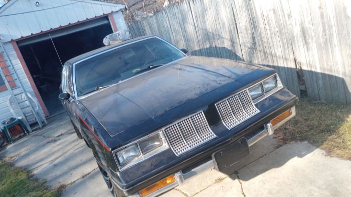 Oldsmobile-Cutlass-1985-Black-2