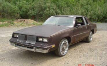 Oldsmobile-Cutlass-1986-Maroon