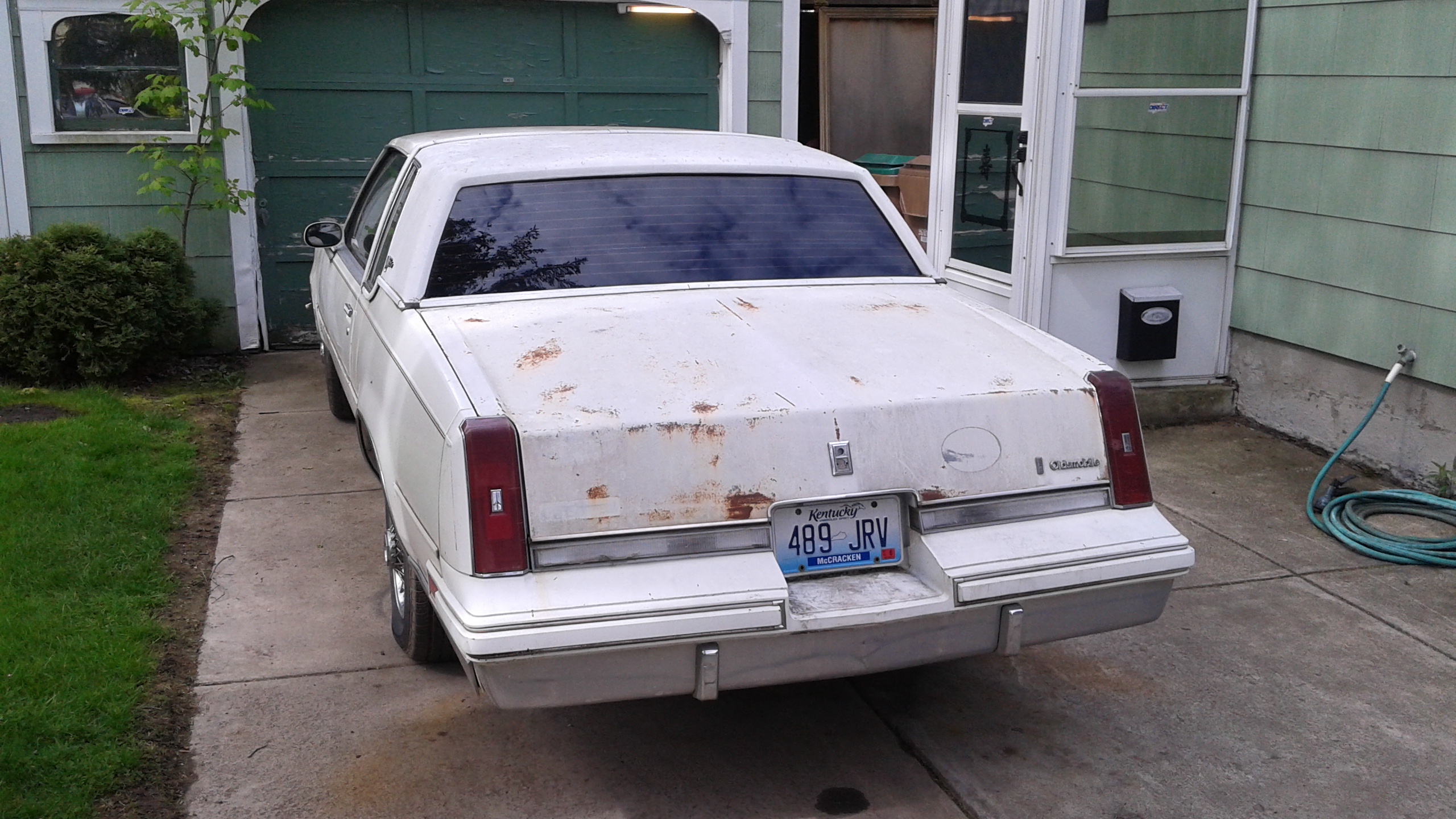 Oldsmobile-Cutlass-calais-1984-White-Red-14