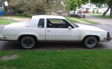 Oldsmobile-Cutlass-calais-1984-White-Red-2