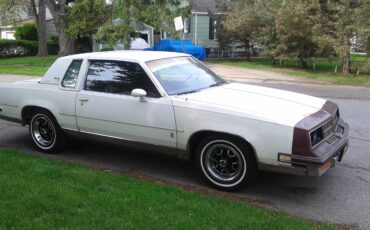 Oldsmobile-Cutlass-calais-1984-White-Red