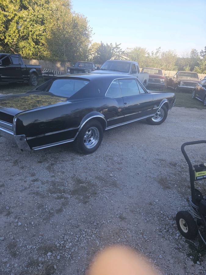 Oldsmobile-Cutlass-supreme-1967-black-1
