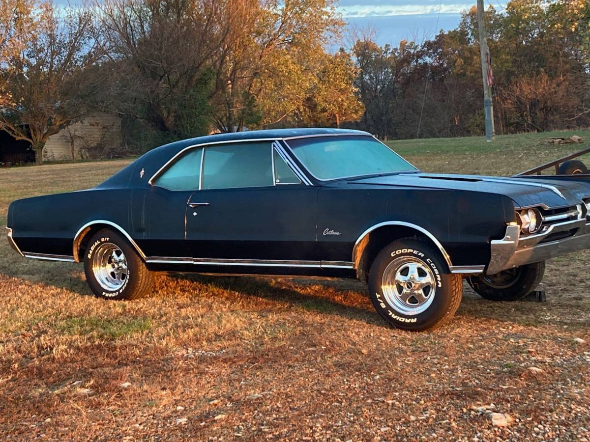 Oldsmobile-Cutlass-supreme-1967-black