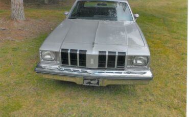 Oldsmobile-Cutlass-supreme-1978-Silver-and-black-Blue-1