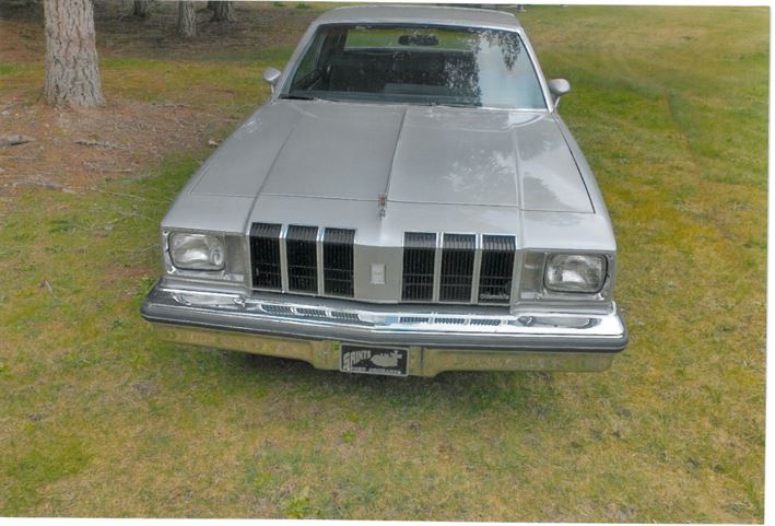 Oldsmobile-Cutlass-supreme-1978-Silver-and-black-Blue-1