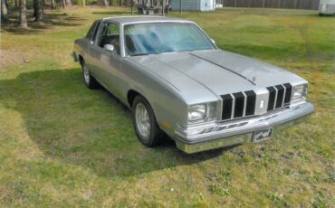 Oldsmobile-Cutlass-supreme-1978-Silver-and-black-Blue-2