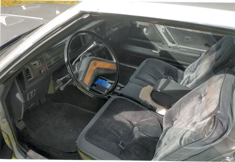Oldsmobile-Cutlass-supreme-1978-Silver-and-black-Blue-4