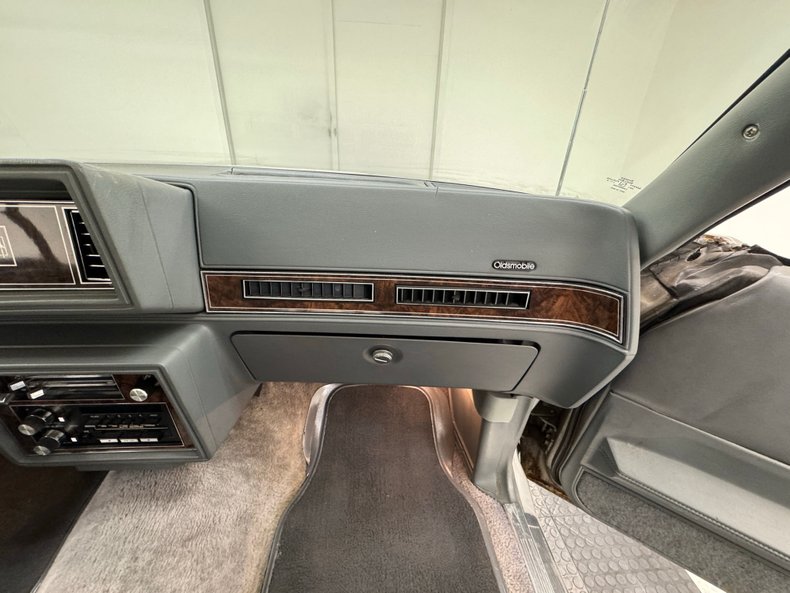 Oldsmobile-Cutlass-supreme-1985-Silver-Metallic-Gray-46