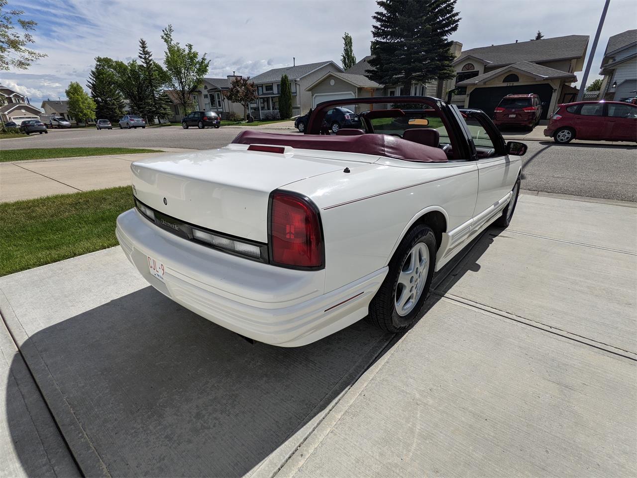 Oldsmobile-Cutlass-supreme-1992-White-Red-11
