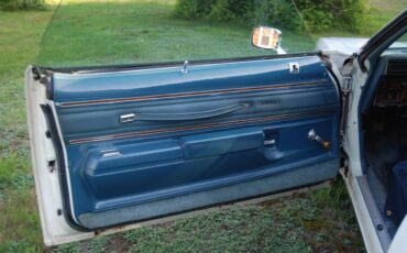 Oldsmobile-Cutlass-supreme-brougham-1976-White-Blue-12
