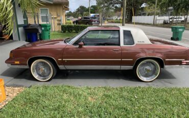 Oldsmobile-Cutlass-supreme-brougham-1988-Burgundy-Metallic-Dark-Claret-Cloth