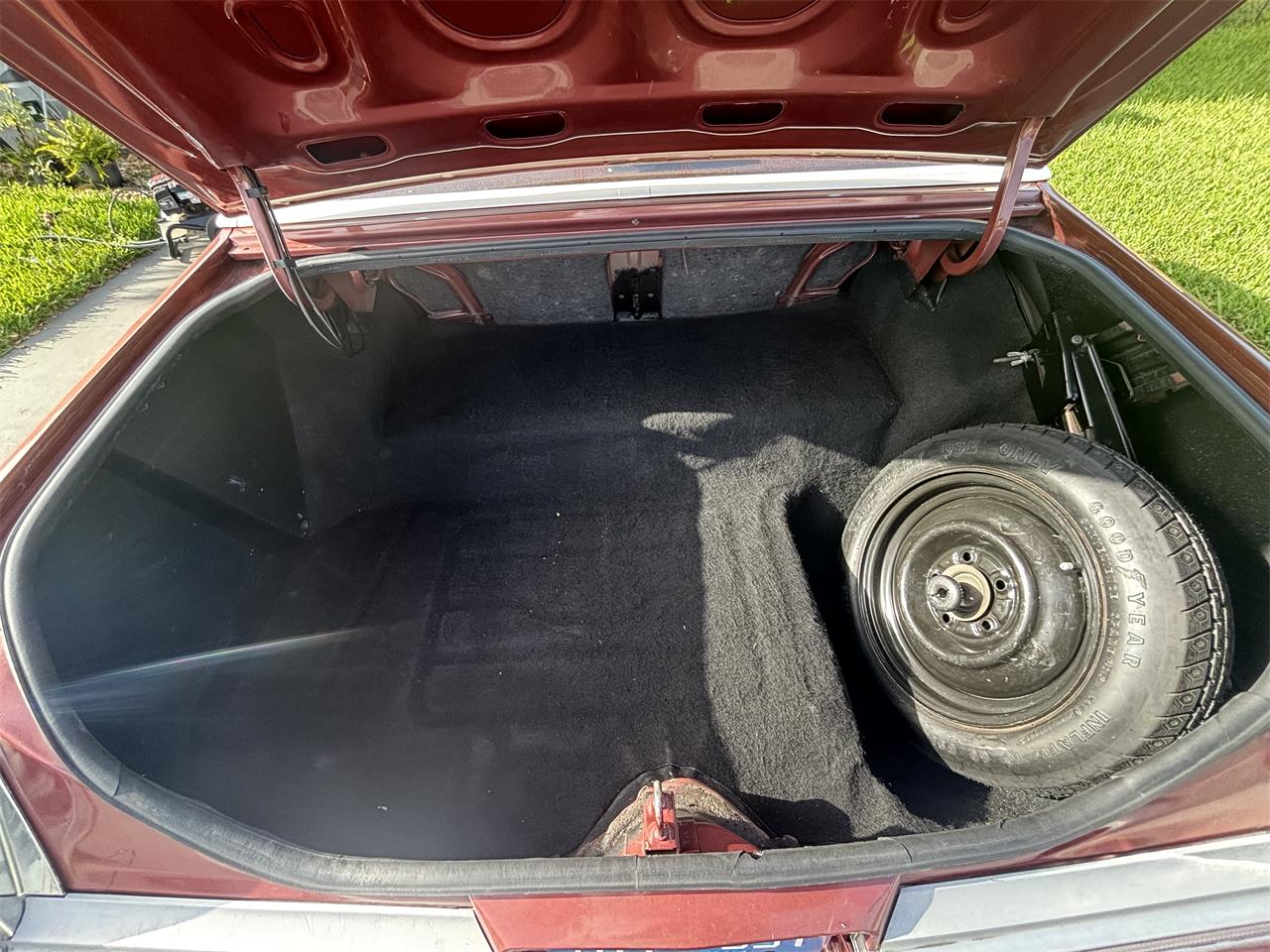 Oldsmobile-Cutlass-supreme-brougham-1988-Burgundy-Metallic-Dark-Claret-Cloth-44