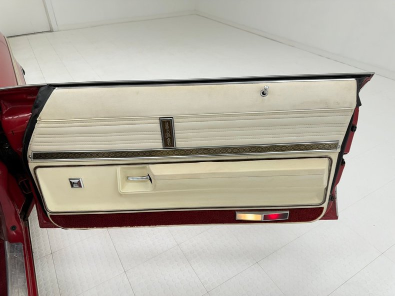 Oldsmobile-Delta-88-1975-Crimson-Red-White-36