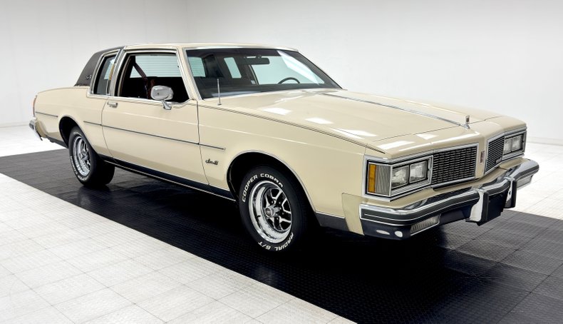 Oldsmobile-Delta-88-1984-Frost-Beige-Brown-12